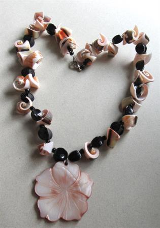 1980's Shell Necklace Tropical Tiki Beachy Luau Cruise Island