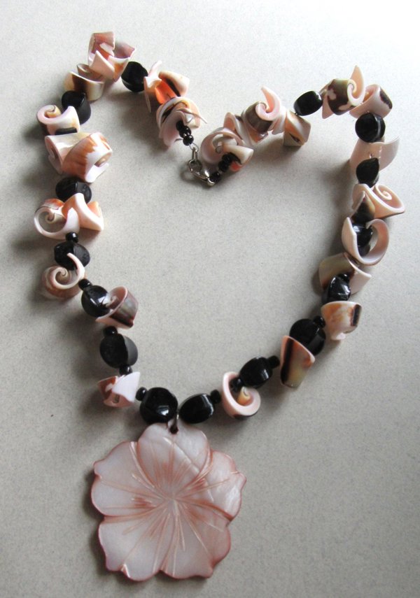 1980's Shell Necklace Tropical Tiki Beach Luau Cruise 