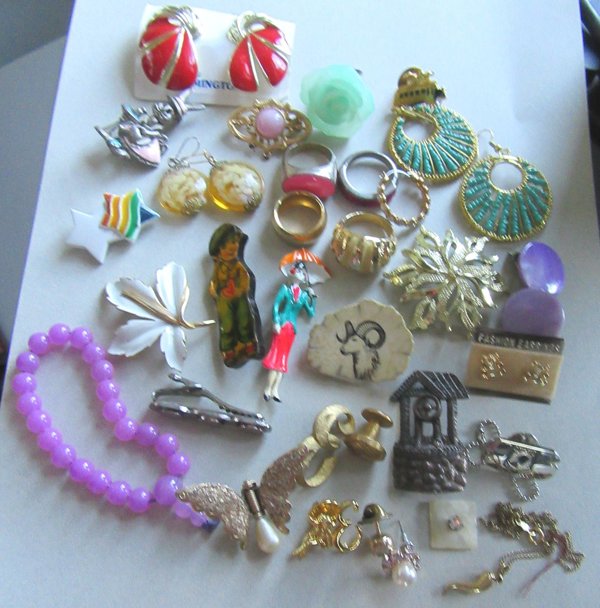 Vintage and Up Junk Jewelry Lot 