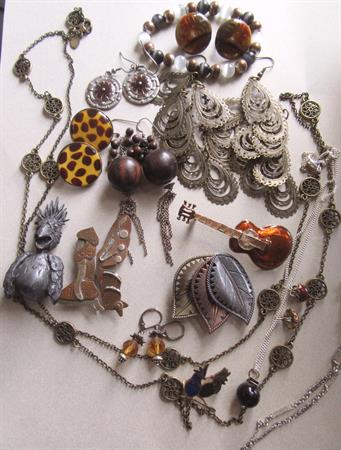 Vintage and Up Jewelry Lot Earrings Necklaces Pins