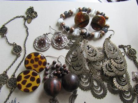 Vintage and Up Jewelry Lot Earrings Necklaces Pins