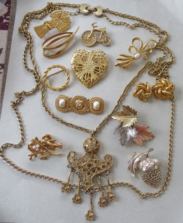 Vintage Gold Tone Jewelry Lot 
