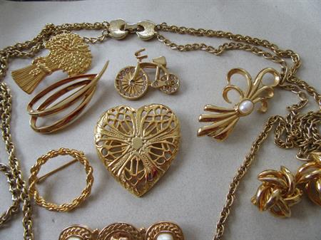 Vintage Gold Tone Jewelry Lot 