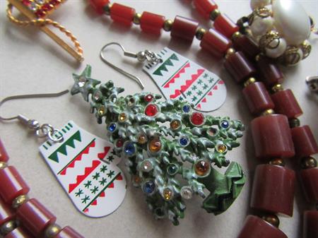 Vintage Jewelry Lot Necklaces Pins Brooches