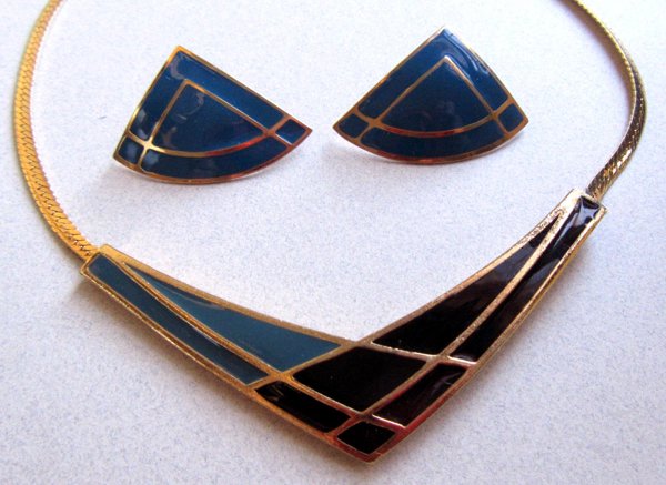 1980's Avon Necklace And Earrings Set Vintage Jewelry