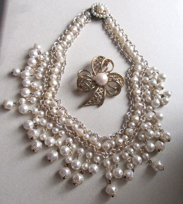 Vintage 1950's Faux Pearl Bib Choker  Necklace and Free Pin