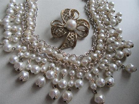 Vintage 1950's Faux Pearl Bib Choker  Necklace and Free Pin