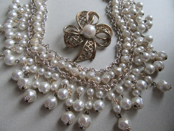 Vintage 1950's Faux Pearl Bib Choker  Necklace and Free Pin
