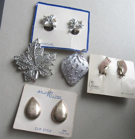 Vintage Sarah Coventry Strawberry and Leaf Pins Free 1950's Earrings!