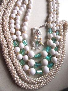 1950's Necklace Hong Kong And Anthropomorphic Spring Head Rabbit Pin