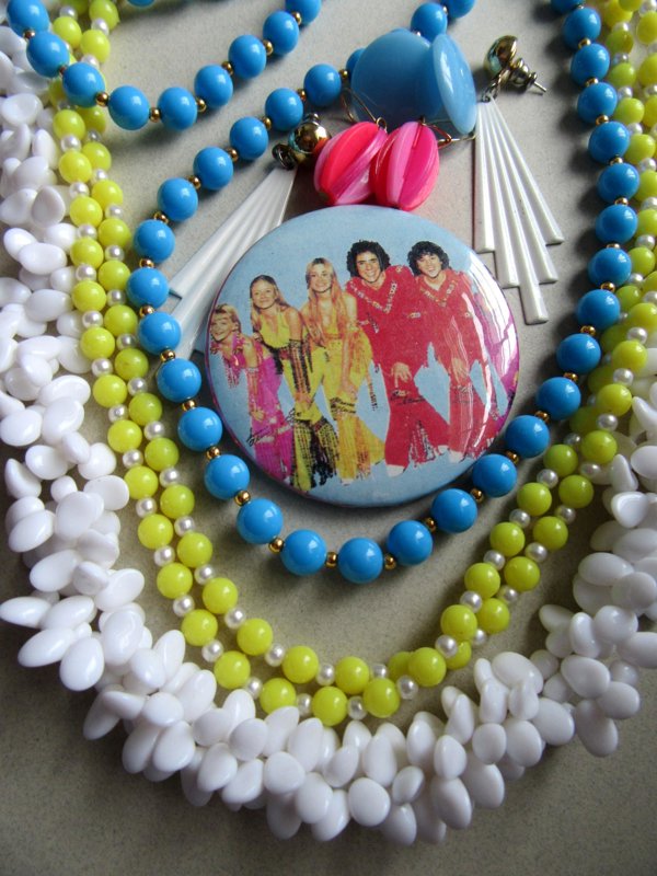 Fun Vintage and Up Jewelry Lot Mod Necklace  Brady Bunch Pin 