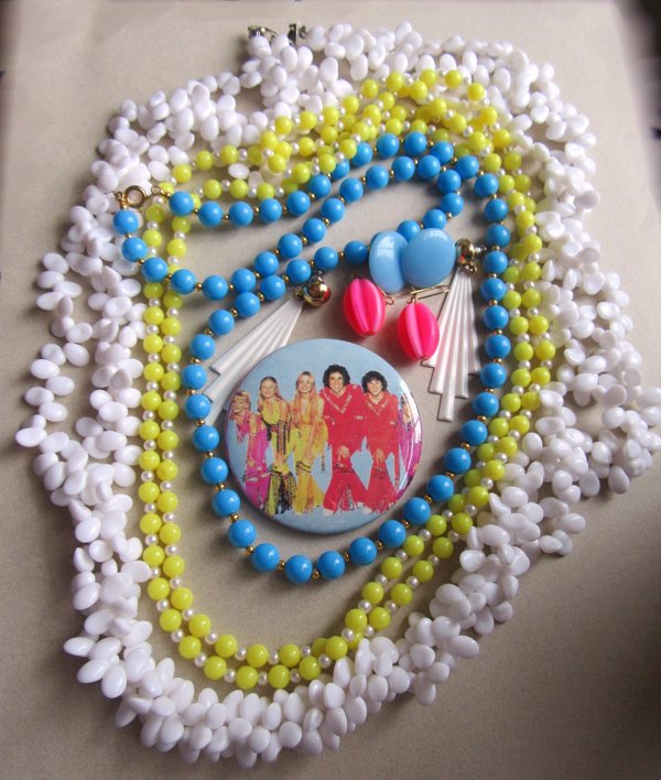 Fun Vintage and Up Jewelry Lot Mod Necklace  Brady Bunch Pin 