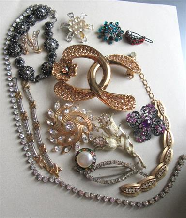Rhinestone Harvest Lot Halbe Signed  Pin Jewelry Making Destash