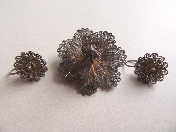 Vintage Spun Silver Filigree Pin And Earrings