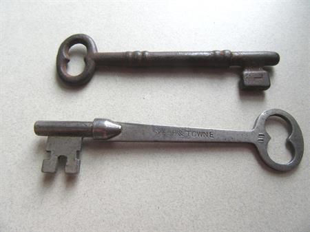 Antique Skeleton Keys Yale and Towne Jewelry Making Repurpose Home Decor