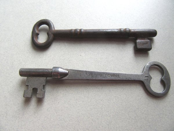 Antique Skeleton Keys Yale and Towne Jewelry Making Repurpose Home Decor