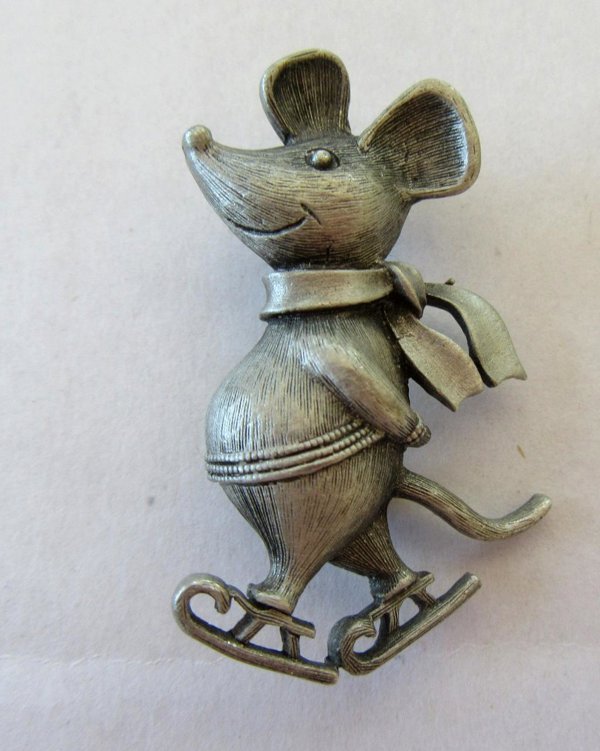 Vintage Anthropomorphic JJ Skating Mouse Pin