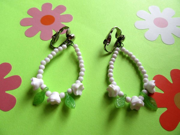 Vintage 1960's Mod White Flower Clip Earrings Summer Jewelry