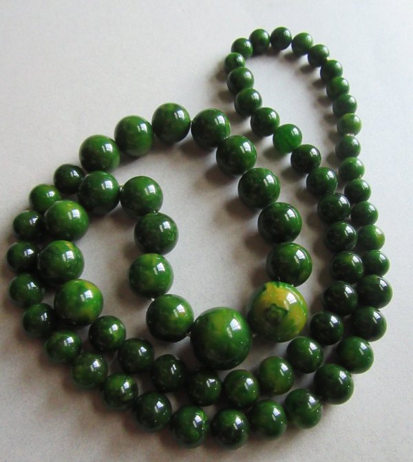 Genuine Bakelite Necklace Creamed Spinach For Restringing